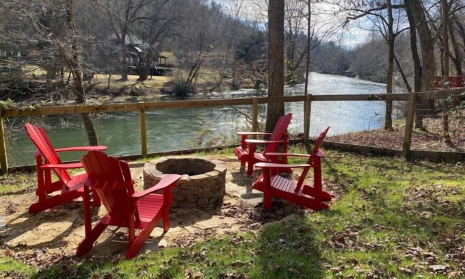 Mineral Bluff House | Rivers Edge - Right on Toccoa River | Hot Tub | Riverside Deck | Fire Pit | Woodburning Fireplace