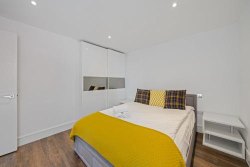 Surrey Docks Apartment | Riverside 1BR with Easy Transport 20min to City Centre