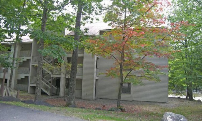 Lincoln Condo | Riverside, AC, deck, pool, swimming hole, tennis. RE304 by LRS