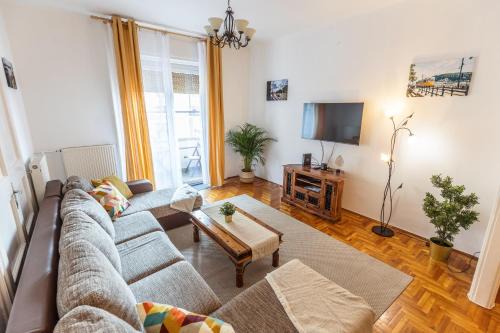 Belso-Ferencvaros Apartment | Riverside Balcony Apartment with view to Danube