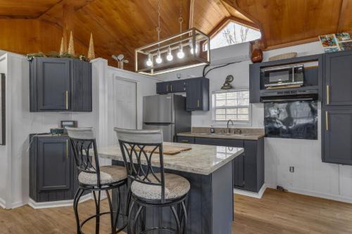 Lottie House | Riverside Bliss: Your Whiskey Bay Getaway