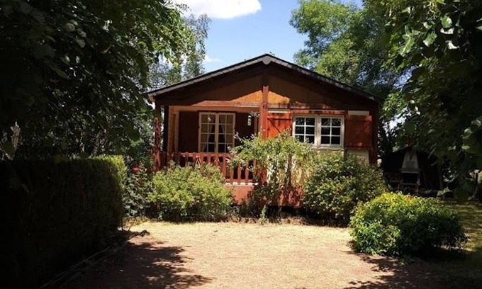 Vaas Cottage | Riverside Chalet with Terrace, BBQ, AC, Near Le Mans & Tours-Val de Loire Airport