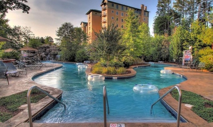 Pigeon Forge Apartment | Riverside Condo w/Deck