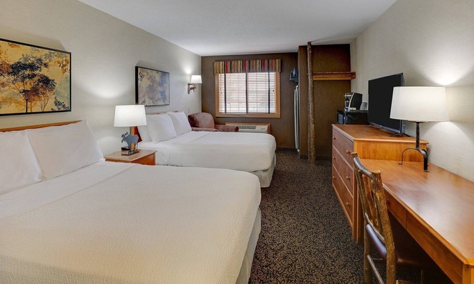 Quincy Hotel | Riverside Lodge-like Stays, Deluxe King, Stoney Creek Quincy, Parking