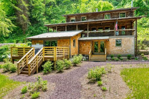 Rileyville House | Riverside Log Cabin w Hot Tub Fire Pit Huge Deck
