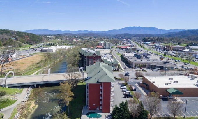 Pigeon Forge Condo | Riverside Pigeon Forge Condo W Mt. LeConte Views