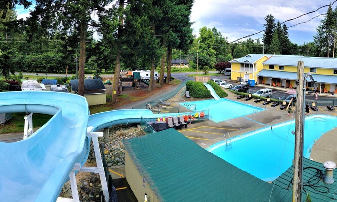 Regional District of Nanaimo Apartment | Riverside Resort - Poolside King Suite with Kitchenette