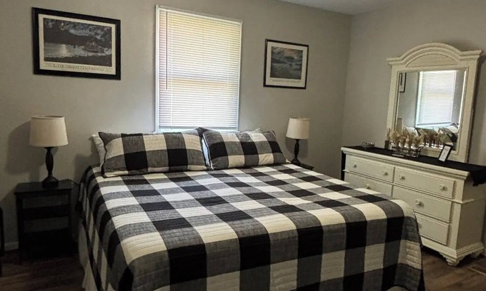 Madison House | Riverside Retreat 2 ~ One Story ~ 3bd/2ba ~ Steps to the River & Main St
