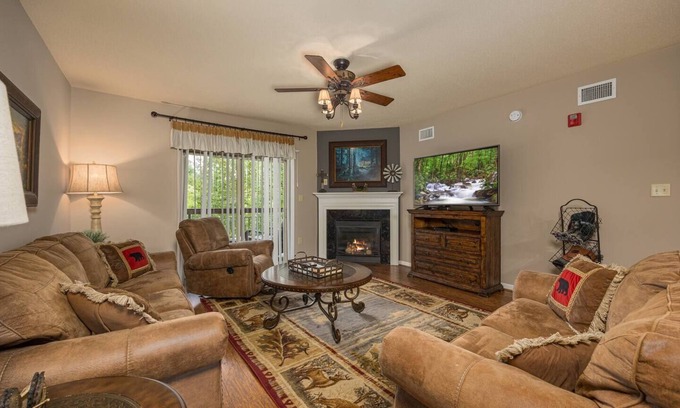 Pigeon Forge Condo | Riverside Retreat Close to Dollywood