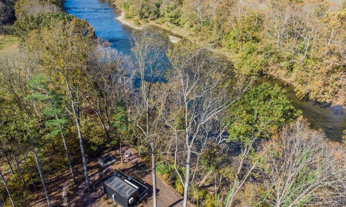 Rileyville House | Riverside Retreat w 3 Cabins Hot Tubs & Kayaks