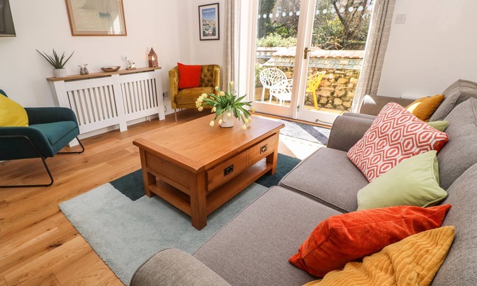Mabe Cottage | 'RIVERSIDE' SUMMERCOURT, family friendly, with a garden in Penryn