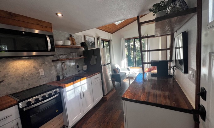 Verlot Cabin | Riverside Tiny House for 2