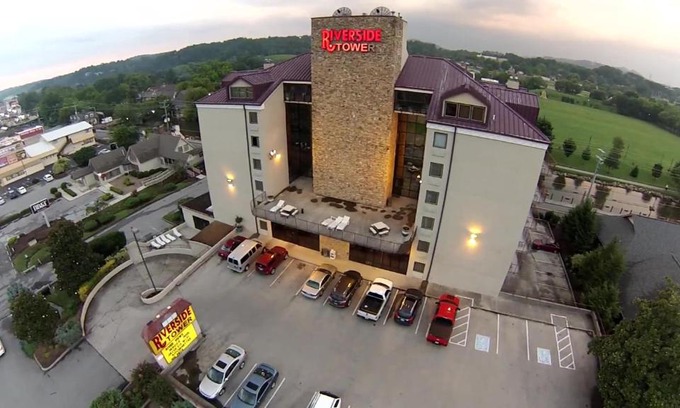 Pigeon Forge Hotel | Riverside Tower