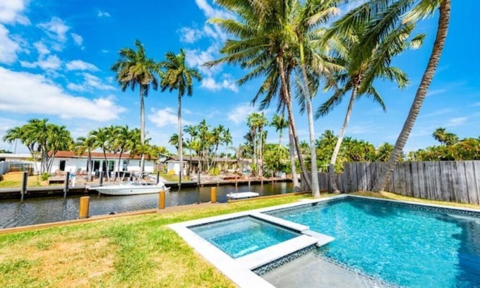 Riverside Park House | Riverside View and Access w/Pool
