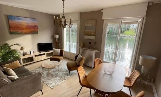 Olivet House | Riverside villa