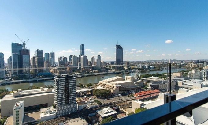 South Brisbane Apartment | Riverview High level 1bedroom unit with Parking