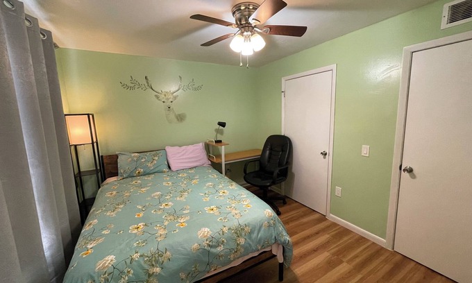Gainesville Condo | Rm Galaxy queen-size bed and private bath/TV near UF/Shands H, I-75 & B. Plaza
