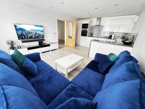 Walsall Apartment | RNM - Business Professionals Stay, Walsall City Centre, 2 Bedroom with ensuite and bathroom, Entire Place, Kitchen & Washroom with amenities, Smart Tv, Easy Access, Fast WiFi, Parking Nearby, Great transport links