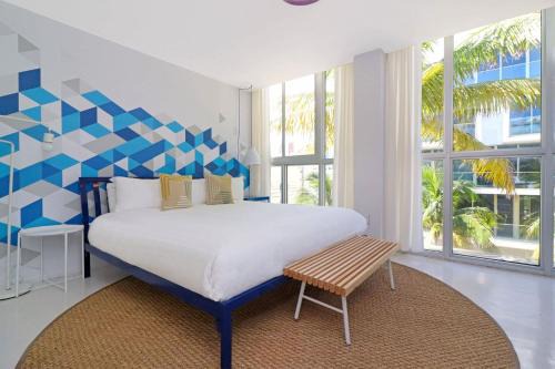 South Pointe Apartment | Roami at 250 Collins