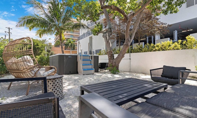 Coral Way Apartment | Roami at Grove 27