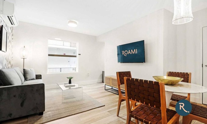 Mid Beach Hotel | Roami at The Carmela | 1 Block to the Beach #10