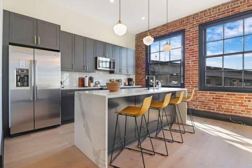 Arts/Warehouse District Apartment | Roami at The Lola Near Bourbon St 3BR #59