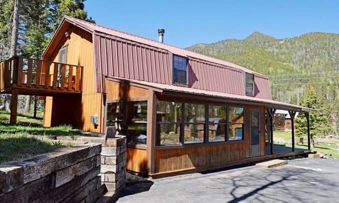 Red River House | Roberts Trappers Lodge - Upper Valley - Pet Friendly! - WiFi- Trailer Parking -