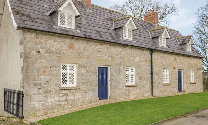 Caledon Cottage | ROBERTSON'S COTTAGE, pet friendly, with open fire in Killylea