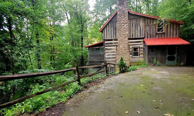 Gatlinburg - Pigeon Forge Cabin | Robin's Nest is an authentic log cabin built with hand-hewn logs from the 1800's