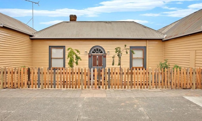 Oatlands House | Robinson Cottage