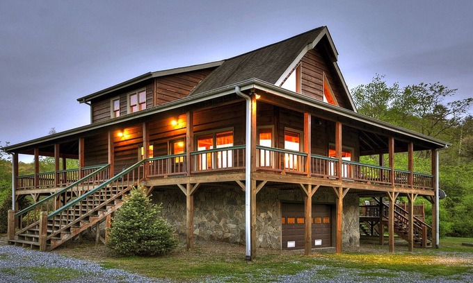 Mineral Bluff Cabin | Rock Away - Creek Fishing, relax on the deck + Pet Friendly!