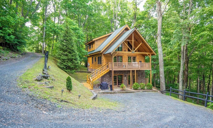Buck Mountain Cabin | Rock n Rhapsody - Blue Ridge Log Cabin - Minutes to West Jefferson - Fireplace - Foosball