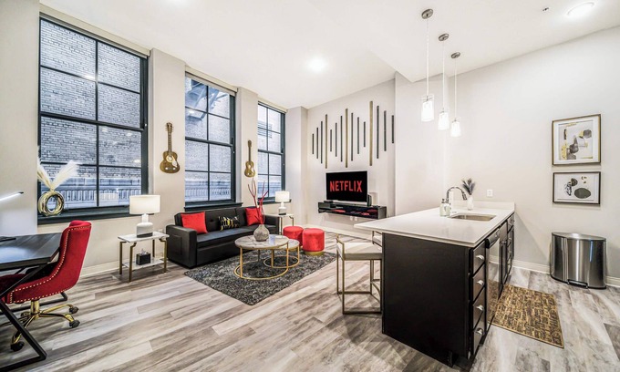 Gateway District Apartment | Rock & Roll Flat w/Heated Pool+Sauna+Gym Downtown
