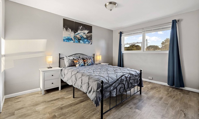 Aurora Condo | Rock&Roll-Theme Apt 65"TV/WiFi/FreeParking/Close to Aurora downtown area