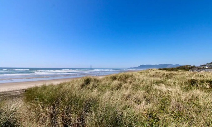 Rockaway Beach Apartment | Rockaway Artist's Retreat at the Beach!n30-Day Minimum/Discounts!