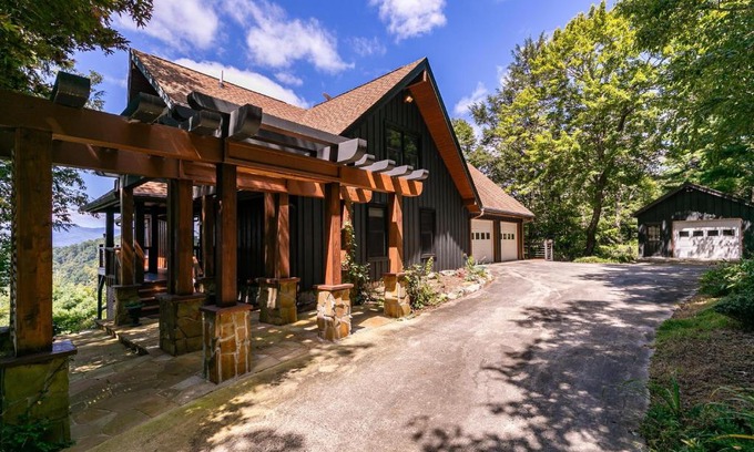 Apple Ridge House | Rockcliff Retreat