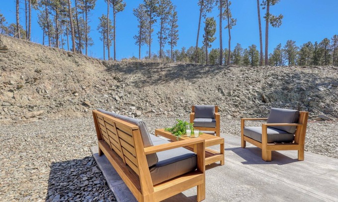 Rockerville Condo | Rockerville Gold Town Lodging #9-"Saddle Up for Luxury – A Western Stay with Modern Perks!" 15 Minutes to Mt. Rushmore