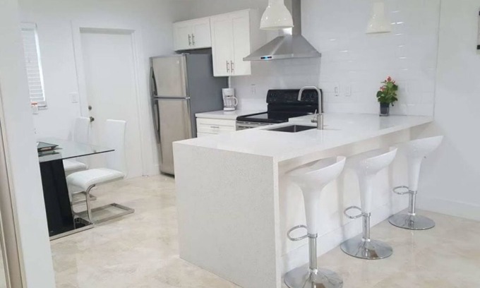 Hollywood House | ★ Rocking 2 BR Apt ★ Near Hard Rock Casino & Beach