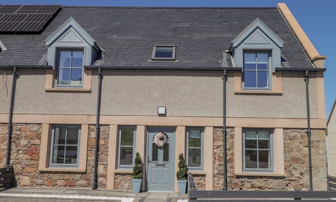 Buckie Cottage | ROCKSIDE, pet friendly, country holiday cottage in Findochty