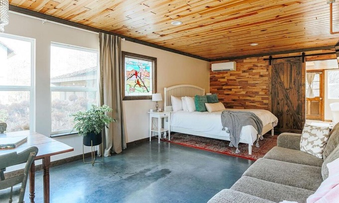 Afton Apartment | Rockwell Ridge The Dogwood Suite