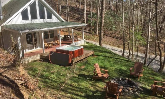 Almond Cabin | Rocky Creek Cottage - Free Railroad Tour + Secluded Cabin + Convenient to
