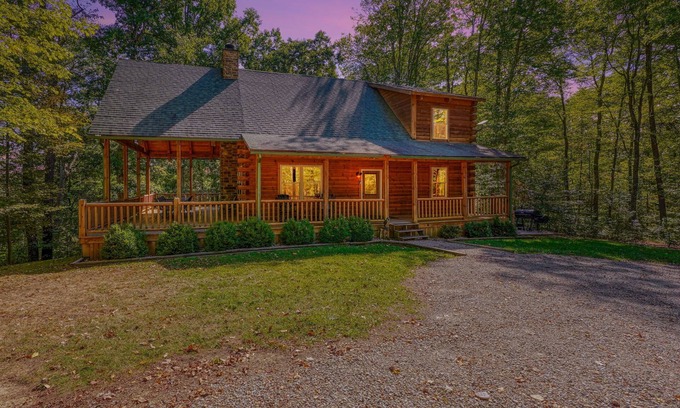 Logan Cabin | Rocky Hill Lodge -Pet Friendly- 5BR/3BA Deluxe Log Cabin