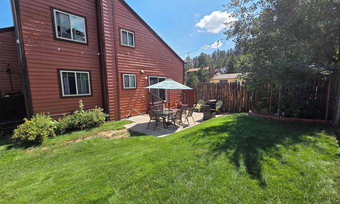Denver House | "Rocky Mountains Retreat: Skiing, Hiking, Red Rocks, & Casino Fun Await You!"
