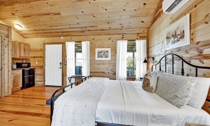 Fredericksburg Cabin | Rocky Ridge Cedar Cabin With Hot Tub & Amazing Views