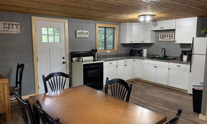 Lake City Cabin | 'Rocky Top' Log Comfort