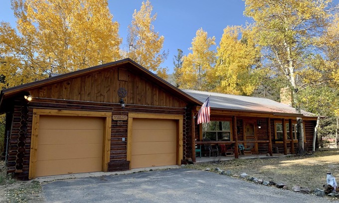 Red River Cabin | Rocky Top Vista Log Cabin with High Speed Wifi
