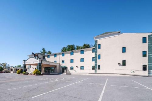 Charles Town Hotel | Rodeway Inn & Suites