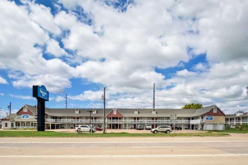 East Riverside Hotel | Rodeway Inn