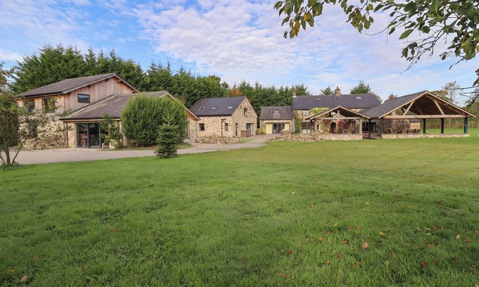Clitheroe Cottage | ROE DEER COUNTRY RETREAT, family friendly, with hot tub in Clitheroe