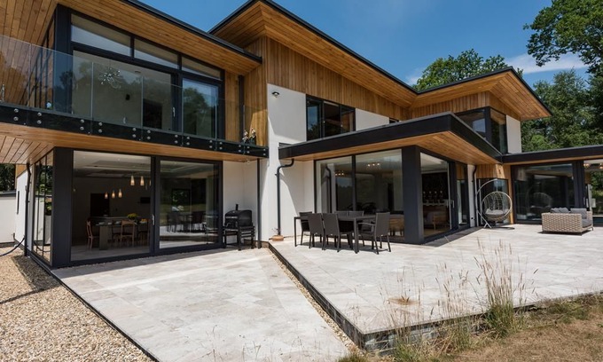 Romsey House | Roegate House - a cottage that sleeps 10 guests in 5 bedrooms